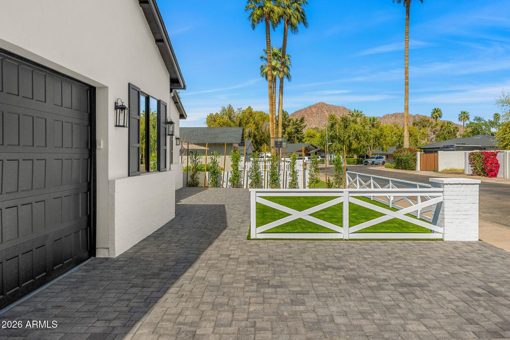 Photo of 3002 N 53rd Place, Phoenix, AZ 85018 (MLS # 6999889)