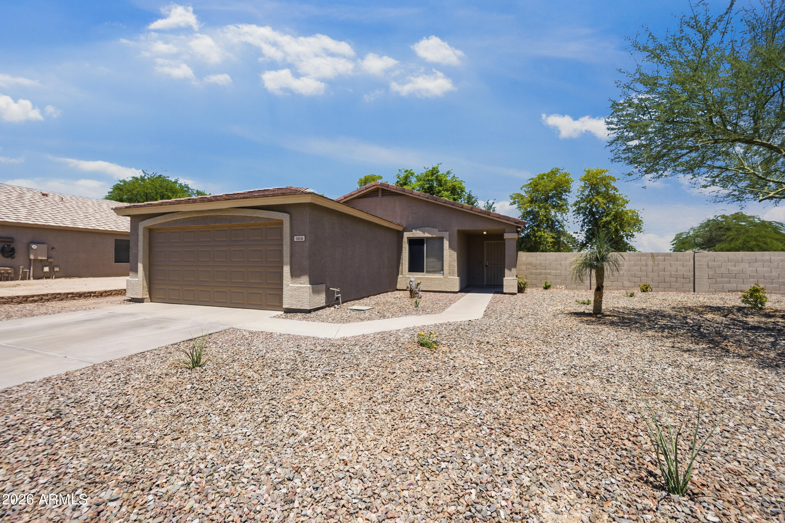 1616 E DESERT Lane