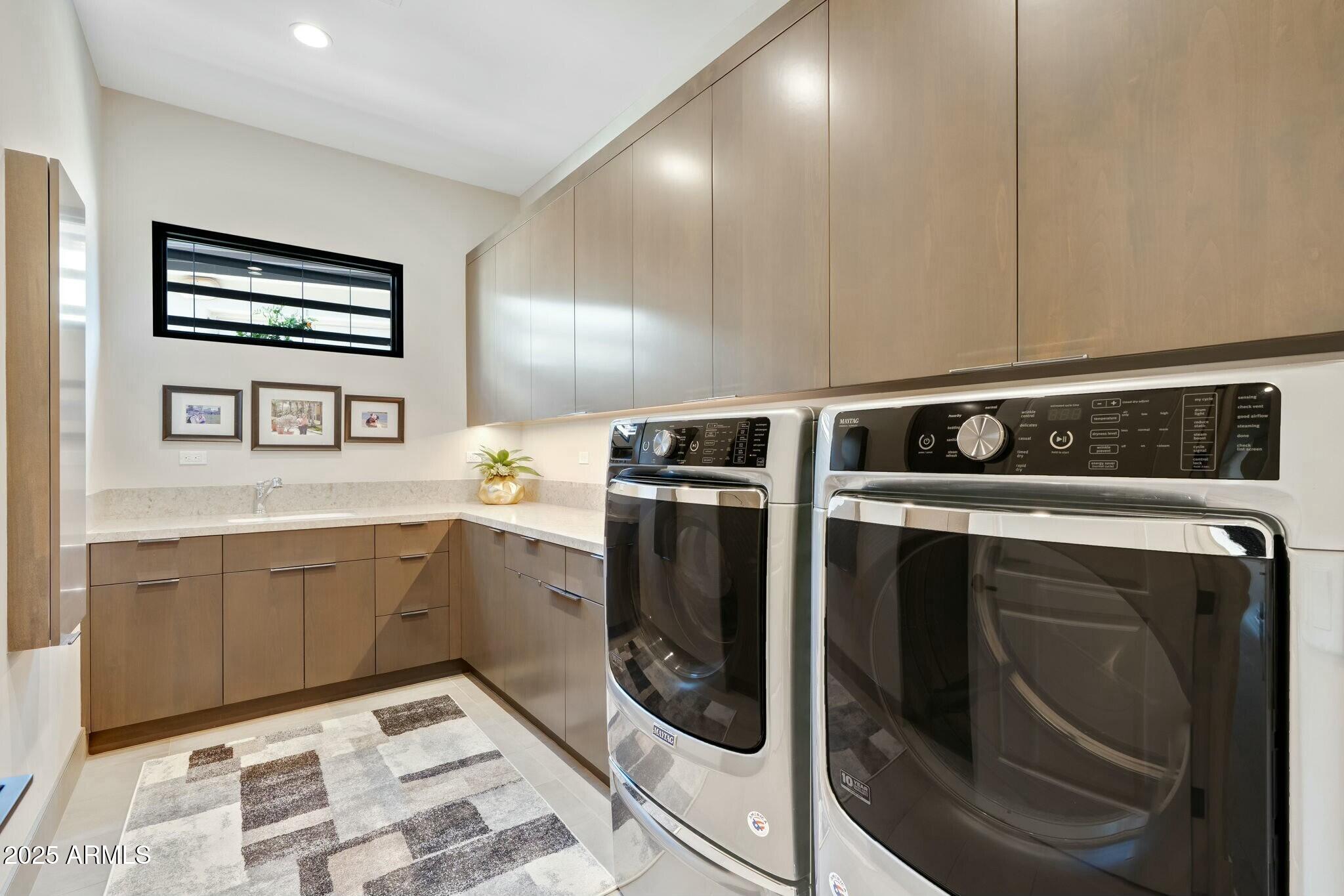 Paradise Valley, Arizona 85253, United States, 3 Bedrooms Bedrooms, ,4 BathroomsBathrooms,Residential,Pending,105921