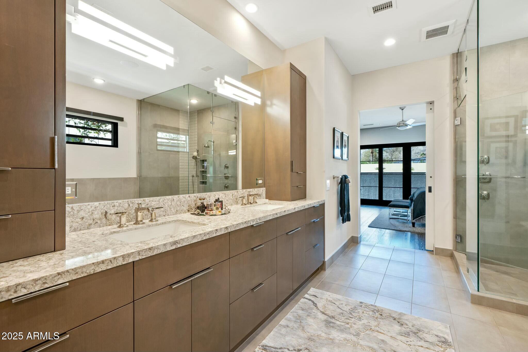 Paradise Valley, Arizona 85253, United States, 3 Bedrooms Bedrooms, ,4 BathroomsBathrooms,Residential,Pending,105921