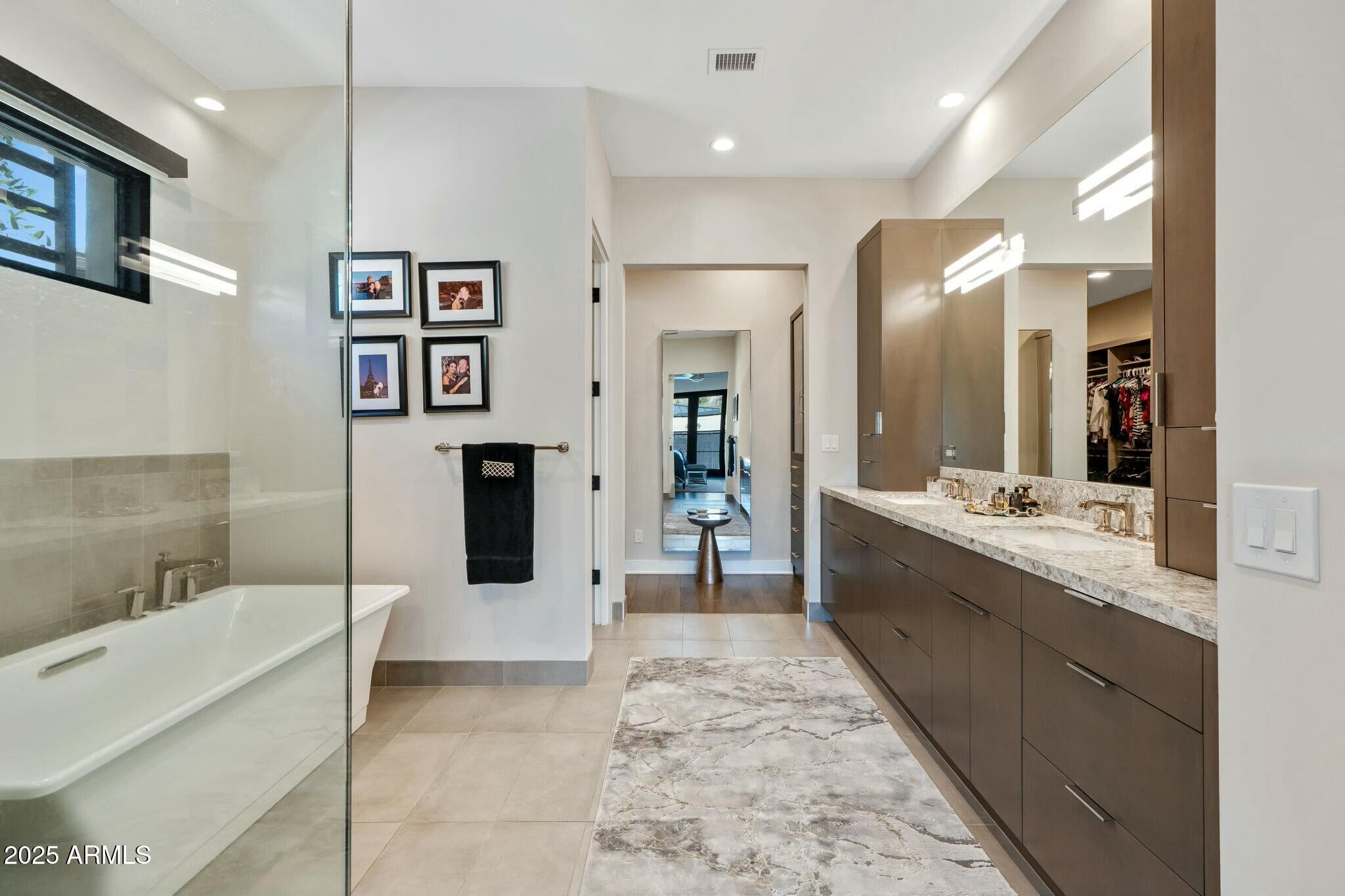 Paradise Valley, Arizona 85253, United States, 3 Bedrooms Bedrooms, ,4 BathroomsBathrooms,Residential,Pending,105921