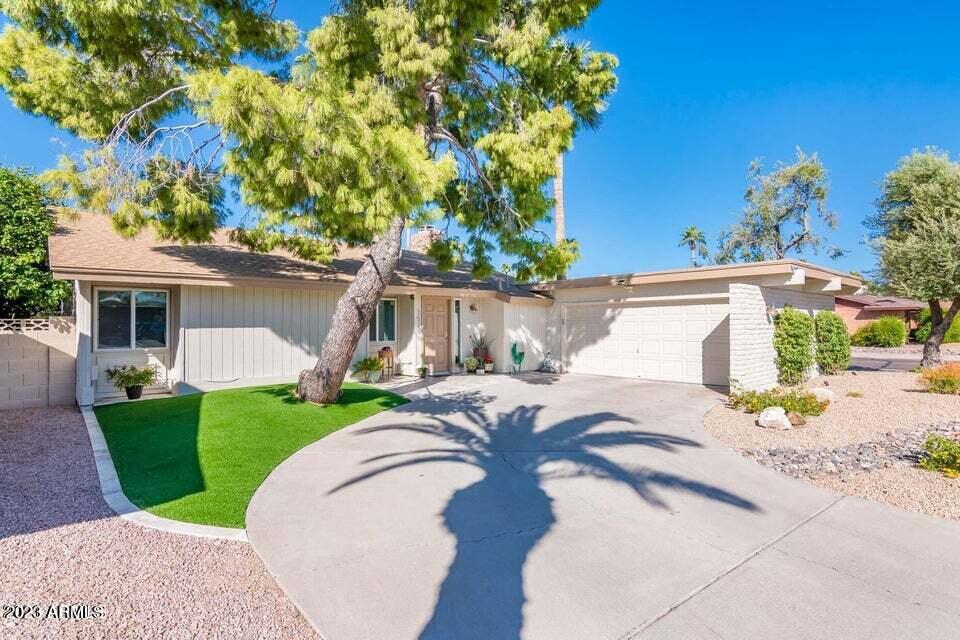 7526 N Vía De La Campana B --