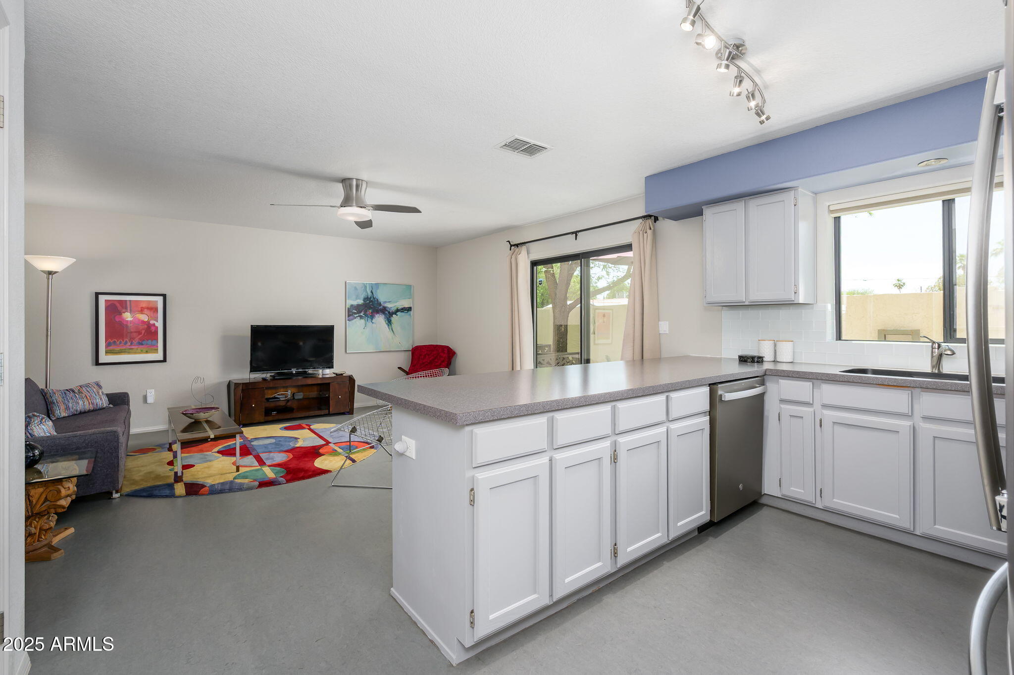 1124 E ROSE Lane 17