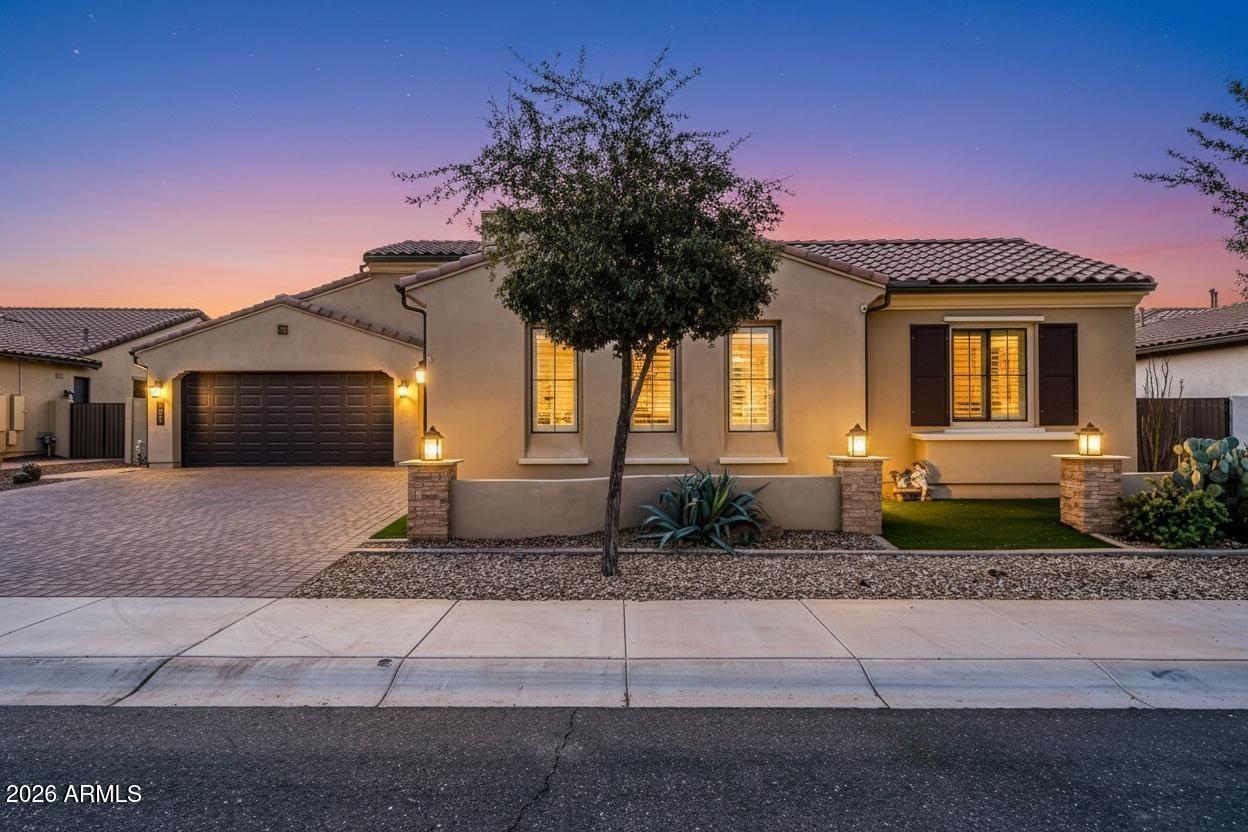 1867 E GILLCREST Road