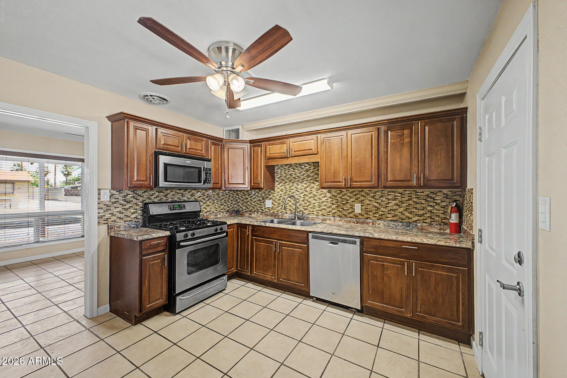 2929 W LOMA Lane
