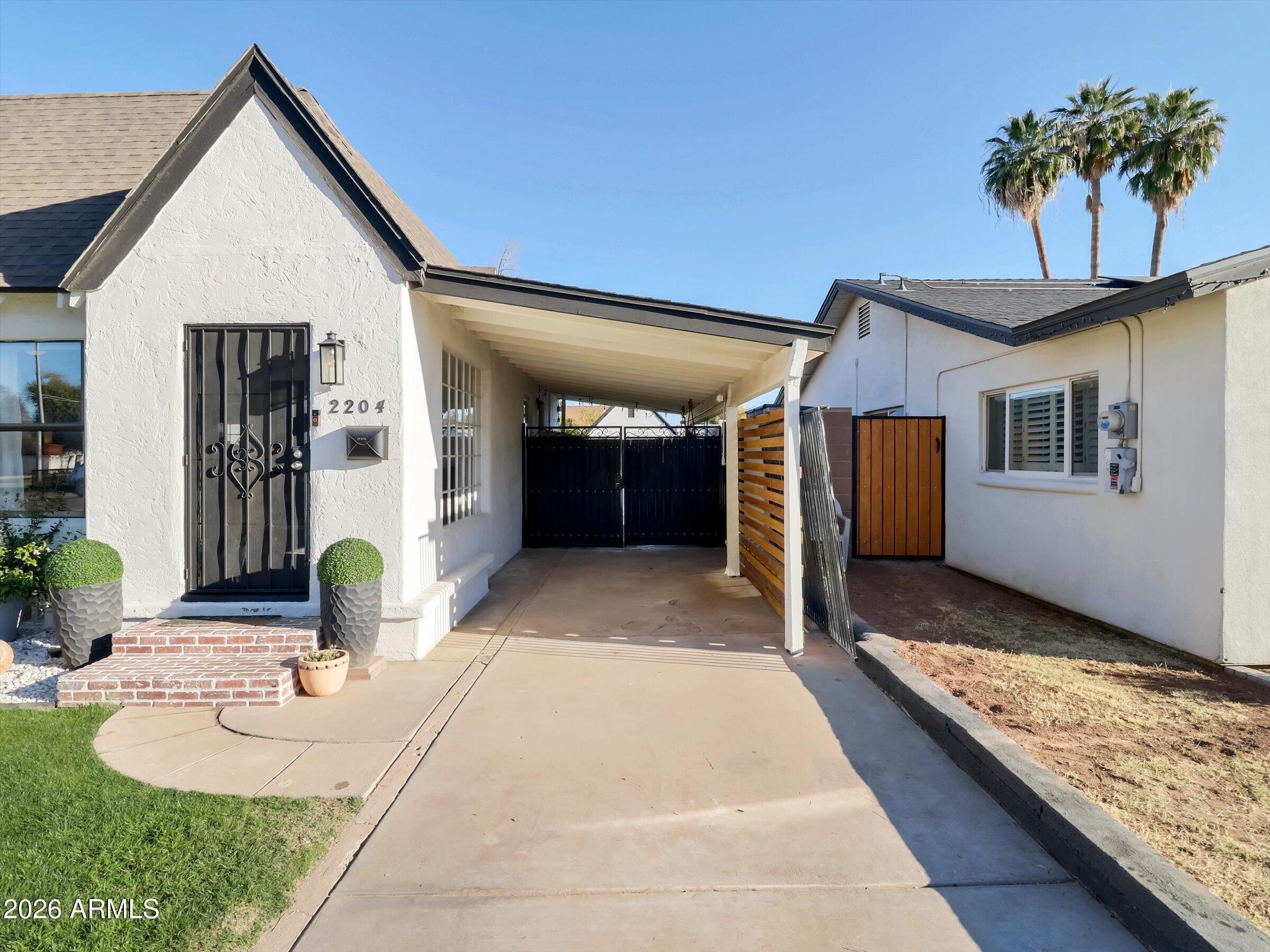 2204 E Whitton Avenue N