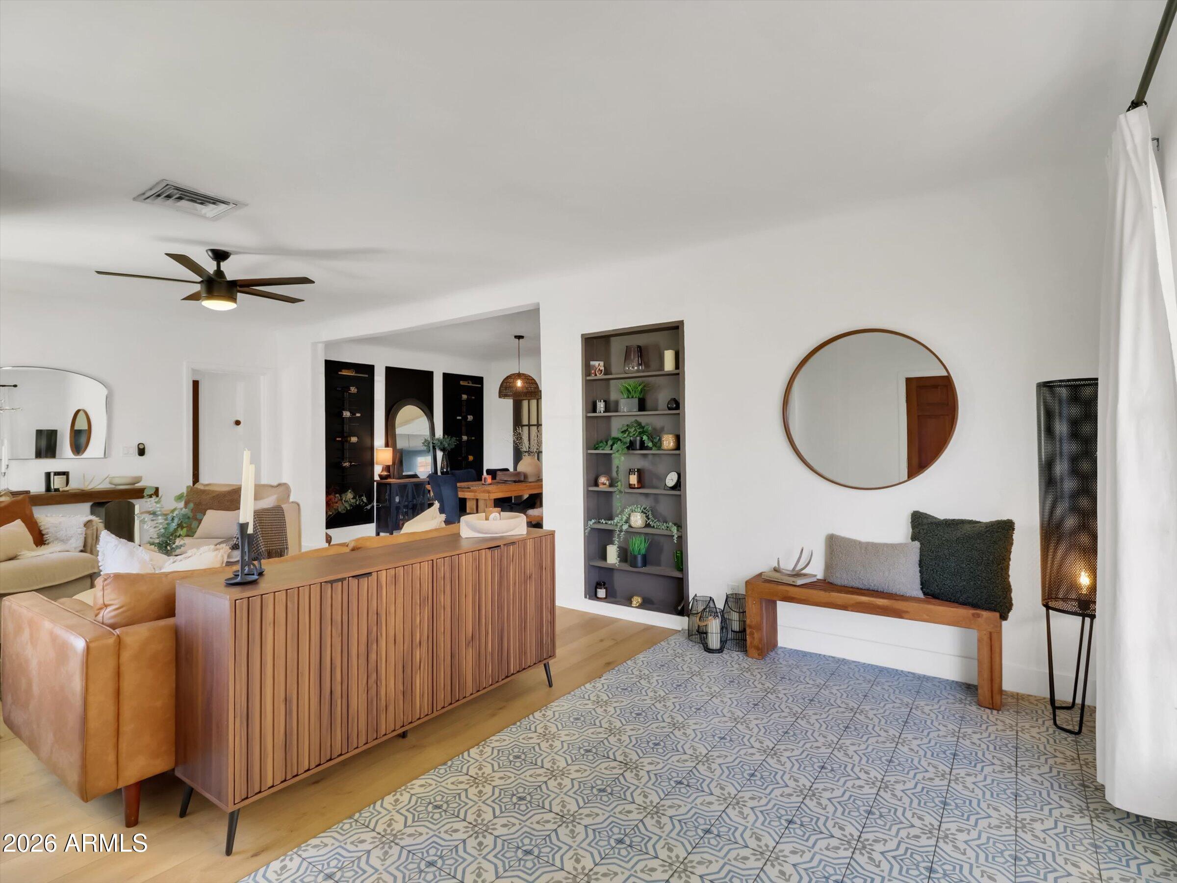 2204 E Whitton Avenue N