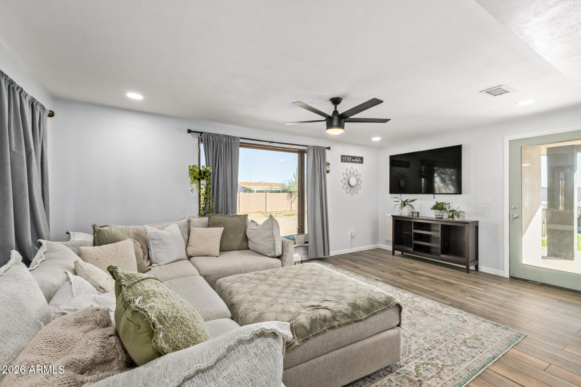 1925 E GREASEWOOD Street