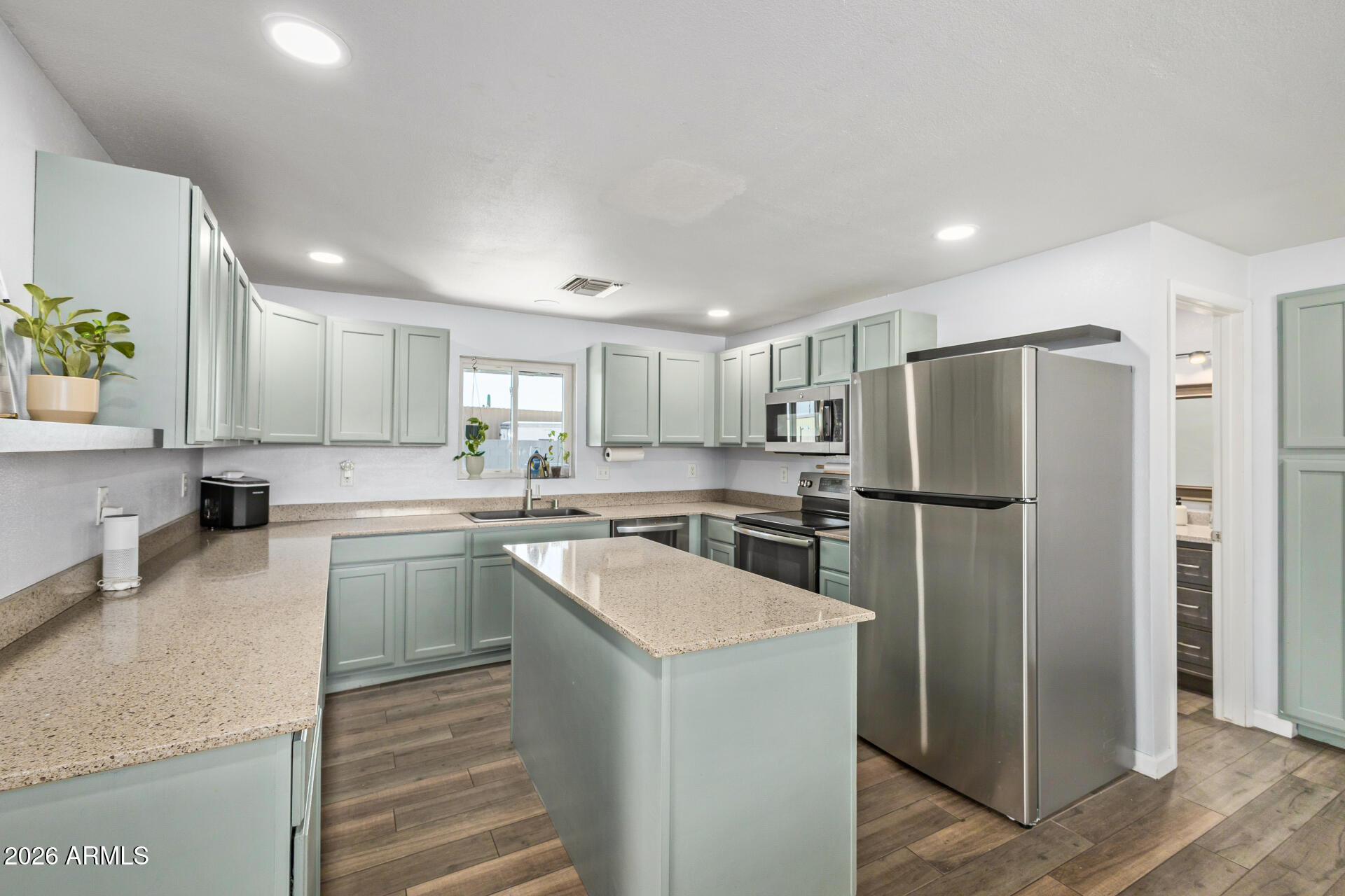 1925 E GREASEWOOD Street