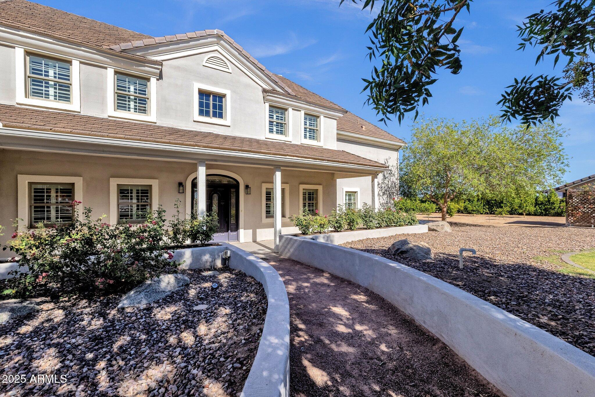 856 W QUAIL Circle