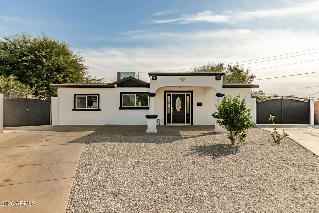 Photo of 7715 W Crittenden Lane, Phoenix, AZ 85033 (MLS # 6977056)