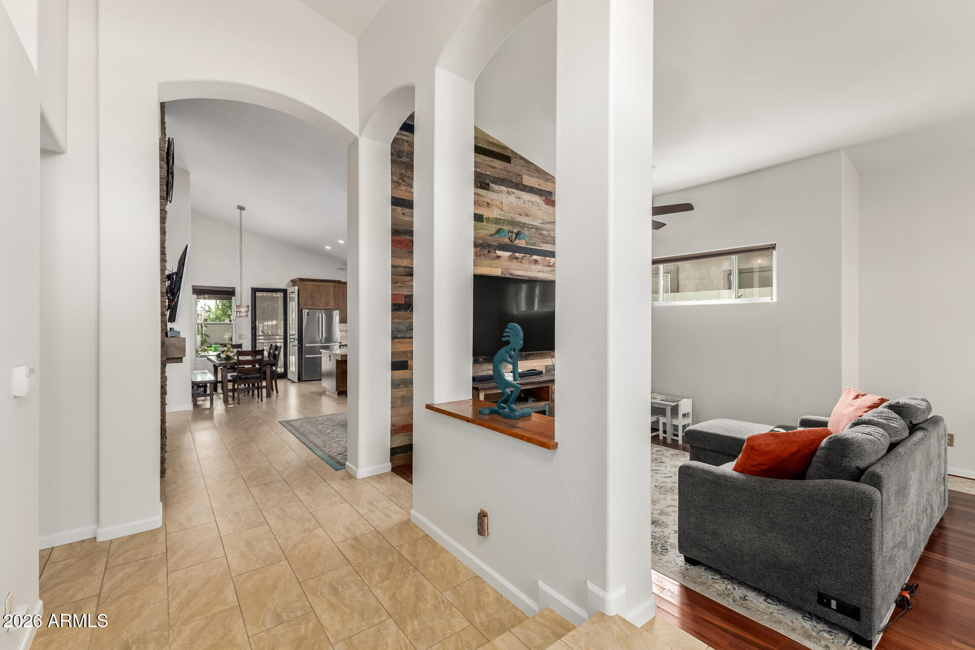 2409 E HIDDENVIEW Drive