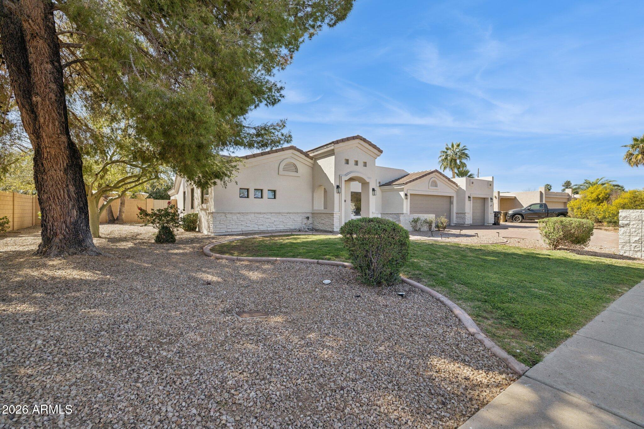 5621 E VOLTAIRE Avenue