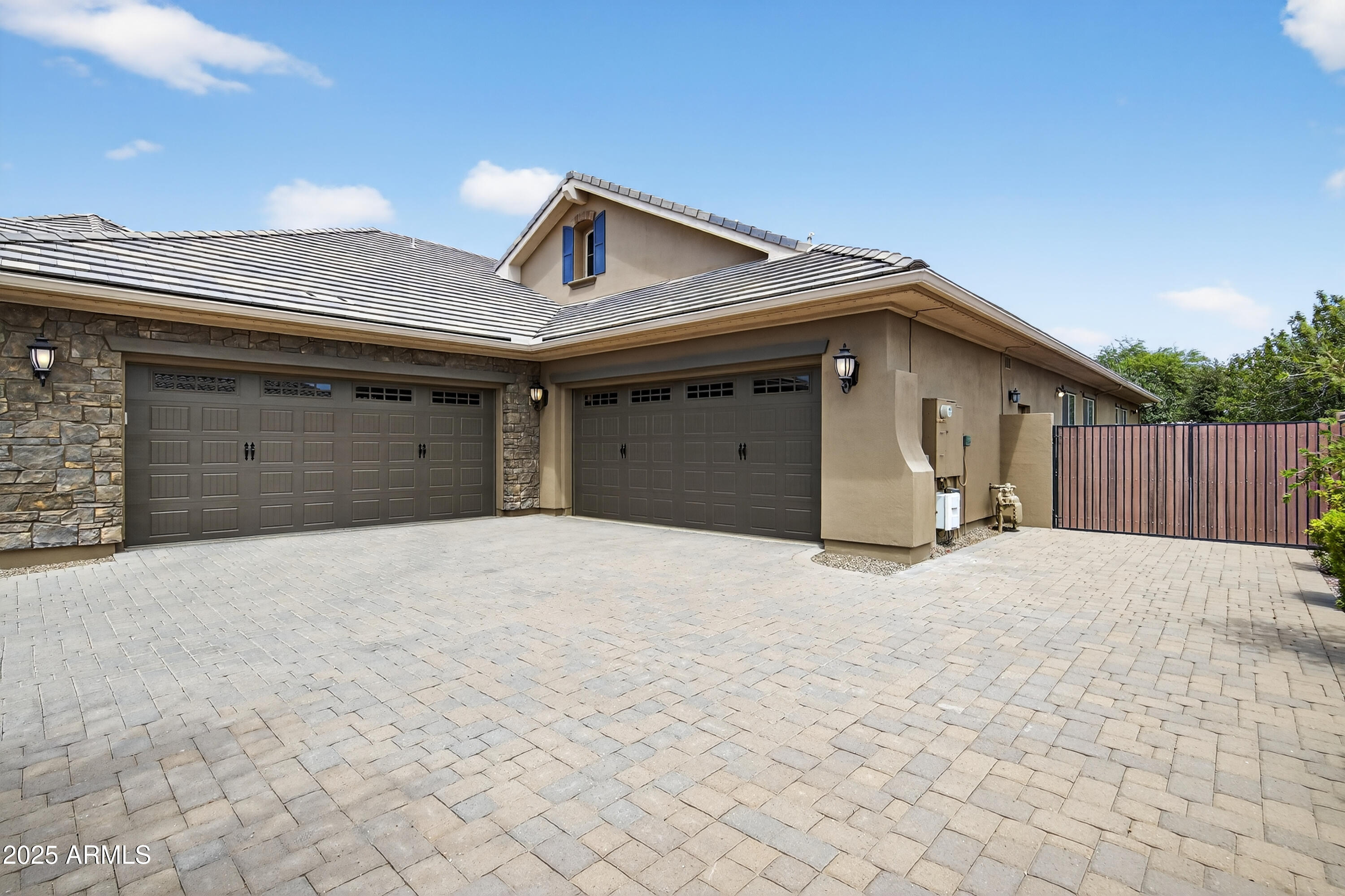 2040 E ARIS Drive