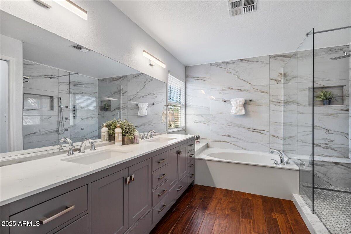 3447 E GLENHAVEN Drive