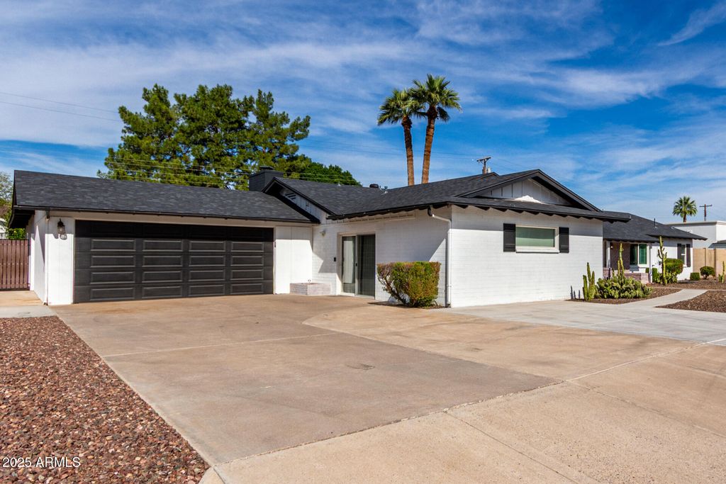 Photo of 3444 E Camelback Road, Phoenix, AZ 85018 (MLS # 6944552)