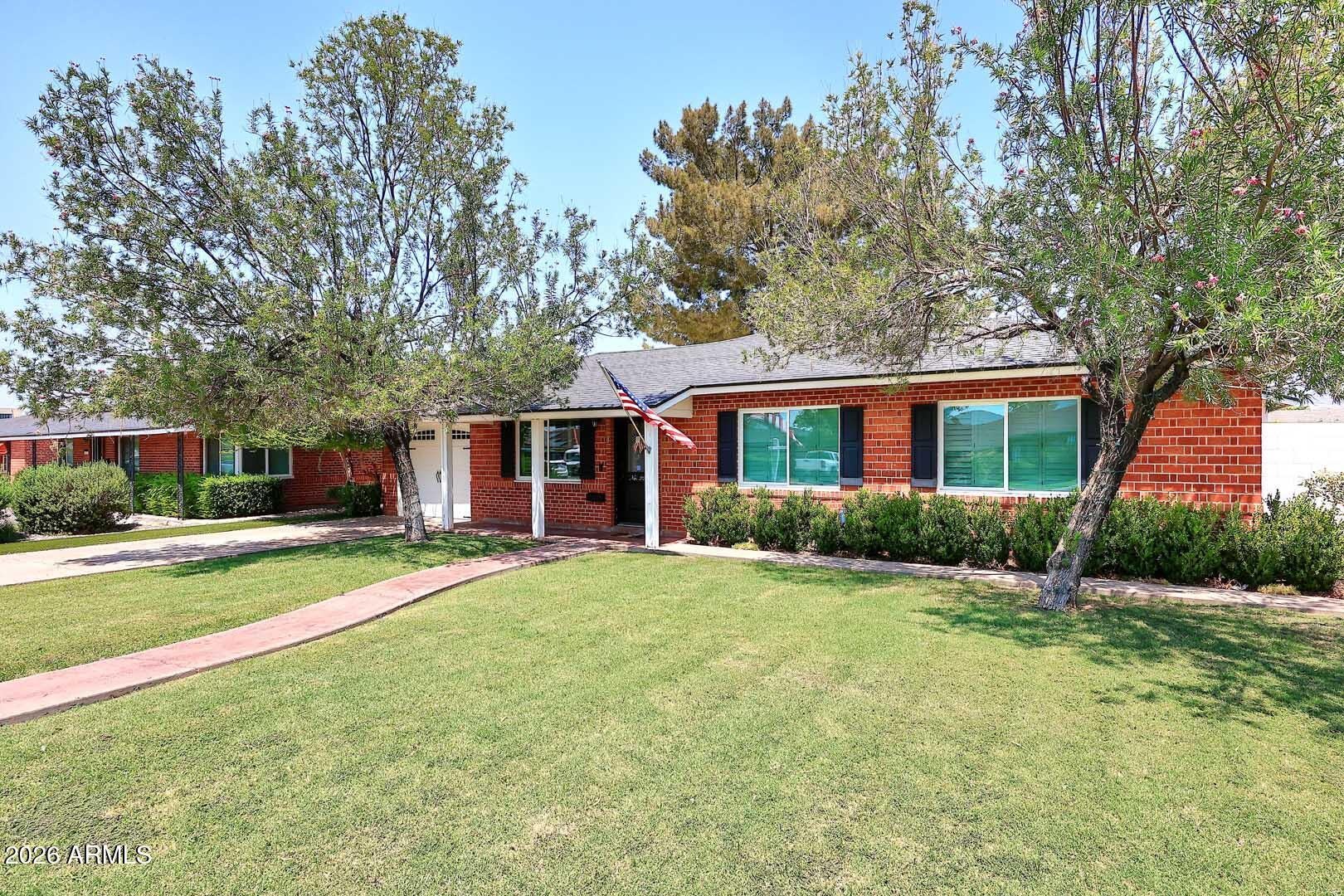 2230 E DEVONSHIRE Avenue