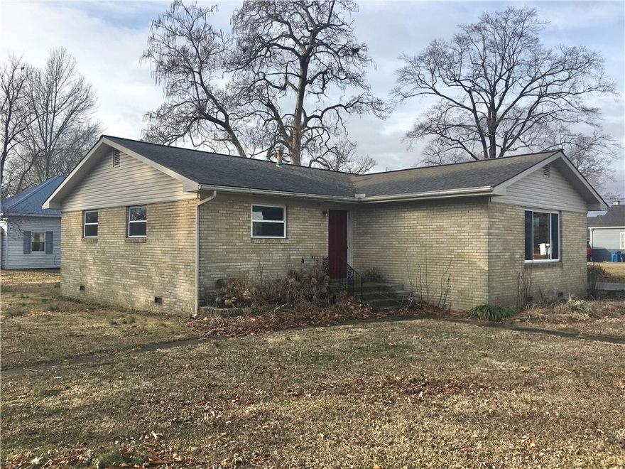 3 bdr 1.5 ba 1,300 sq ft single family home. Refrigerator, dishwasher, microwave, gas stove included. Real wood floors throughout. $1,250/mo. $1,250 deposit, No pets.
