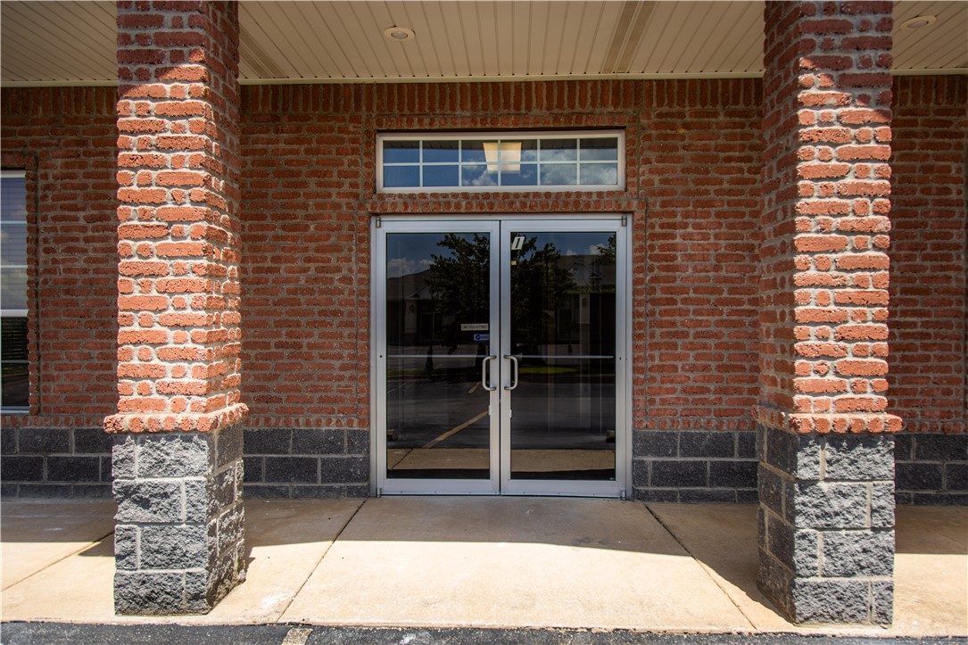 Lease an individual office conveniently located within minutes of the new Walmart Corporate Campus. Tenants enjoy access to a shared kitchen, with all utilities included - a hassle-free, flexible space for yyour business.