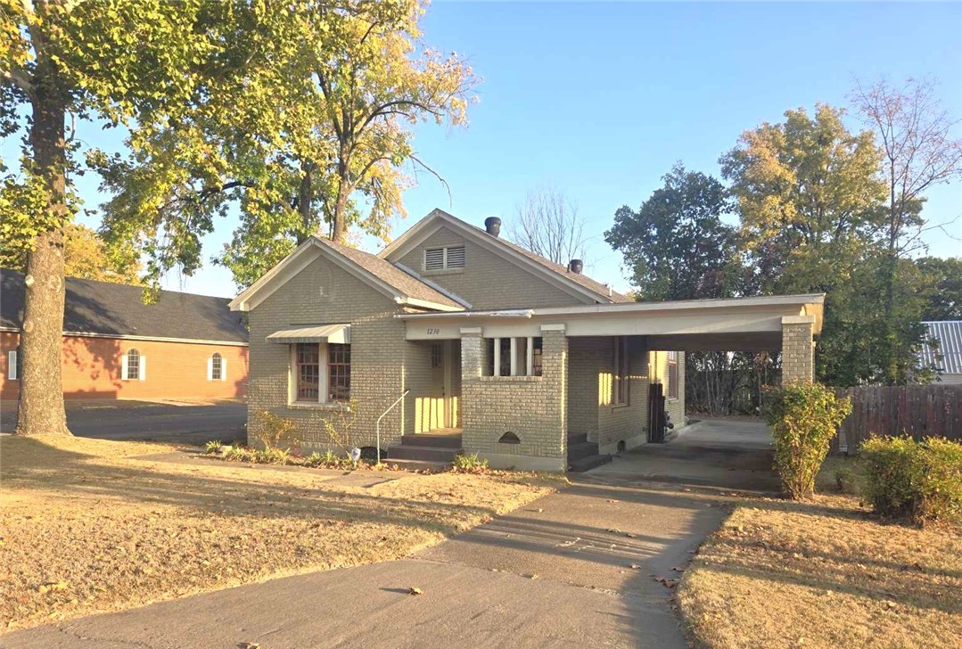 Building has quaint and charming residential look that is perfect for this location. Well maintained and located on a corner lot. High traffic area on West Main Street.