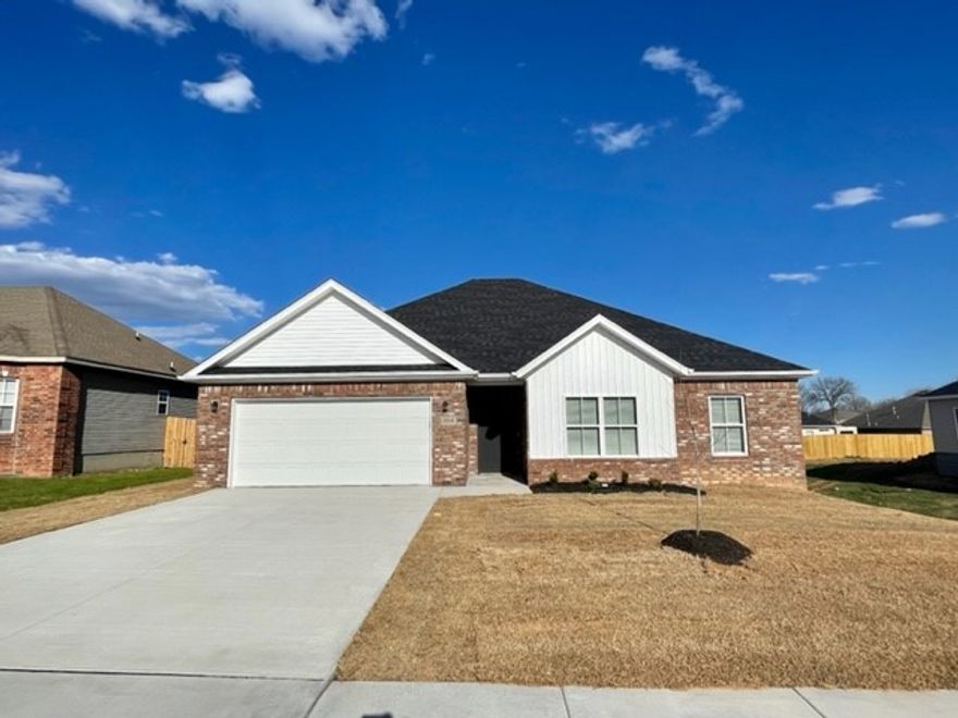 Nice single family 3 bed 2 bath home just minutes from Downtown Bentonville and Walmart Home Office. This property includes a privacy fenced yard, ceramic wood look tile, granite counter tops, 2" faux wood blinds, custom tile shower in master and much more!