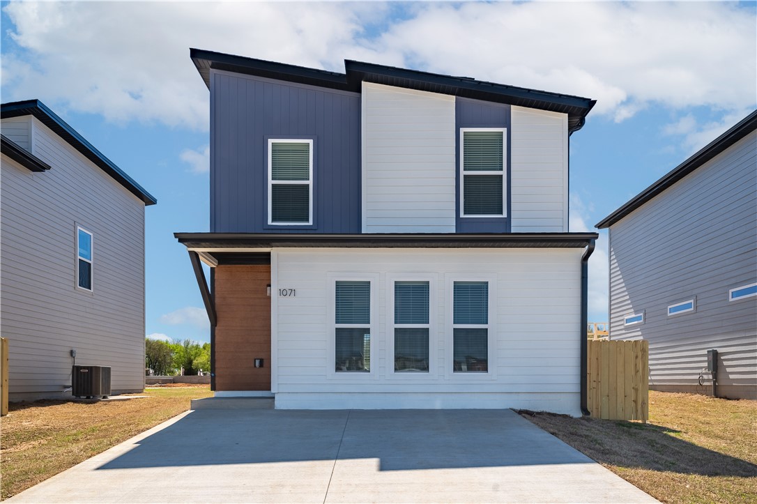 Unlock luxurious living in this 1 year old 2-bed, 2.5-bath home, just 9 mins from downtown Bentonville. Featuring an open floor plan, granite countertops, vinyl planks, refrigerator, washer & dryer, and private ensuites. Enjoy rare pond views and a dog park from your front door, with zero yard maintenance. Ample storage, a 2-car driveway, and visitor parking add to the ease. Close to schools, shopping, trails, Walmart HQ, and XNA airport. Take the next step – schedule a viewing!