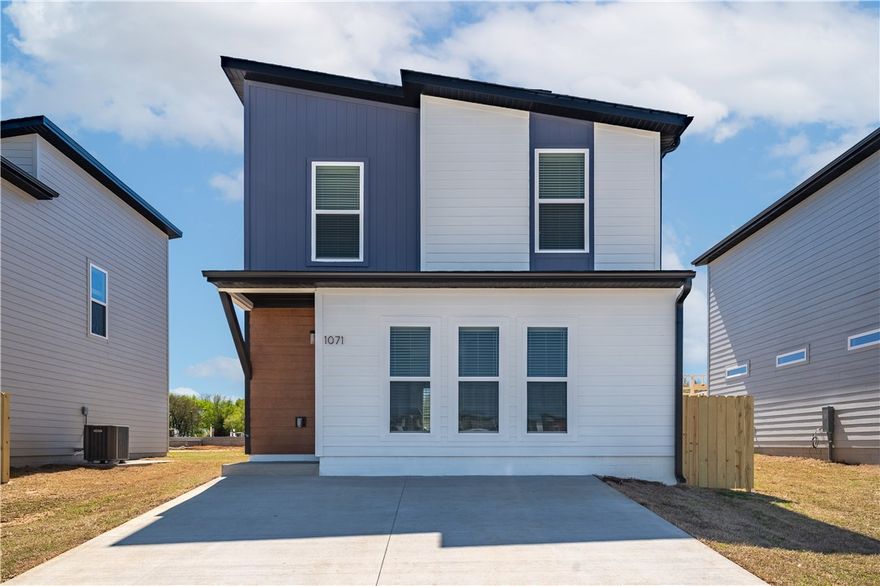 Unlock luxurious living in this 1 year old 2-bed, 2.5-bath home, just 9 mins from downtown Bentonville. Featuring an open floor plan, granite countertops, vinyl planks, refrigerator, washer & dryer, and private ensuites. Enjoy rare pond views and a dog park from your front door, with zero yard maintenance. Ample storage, a 2-car driveway, and visitor parking add to the ease. Close to schools, shopping, trails, Walmart HQ, and XNA airport. Take the next step – schedule a viewing!