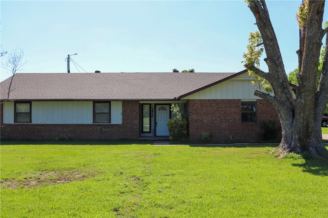Large corner lot, near to Don Tyson and just minutes from Fayetteville City. Almost ready on upgrades, new paint, new laminate flooring. (kitchen, seller is leaving for the new buyer to finish the cabinets material) Extra living room. (New toilet seller is leaving to install for the new buyer) House is "sold as-is". Two small storages.