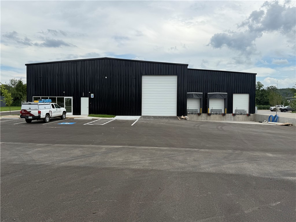 New Commercial Warehouse in Springdale off Huntsville Ave. This Space is 11,700 sqft, has three 8x10 loading docks with dock seals and levelers. One larger Drive-in Door 14x16. I-1 Zoning for light industrial.
Single Phase Power. 20ā Clear height, 22ā Peak Height. 3 year lease required.