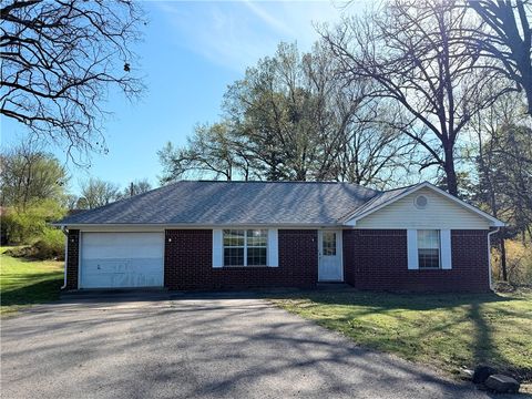 Photo of 1801 W Cline Street, Clarksville, AR 72830 (MLS # 1339177)