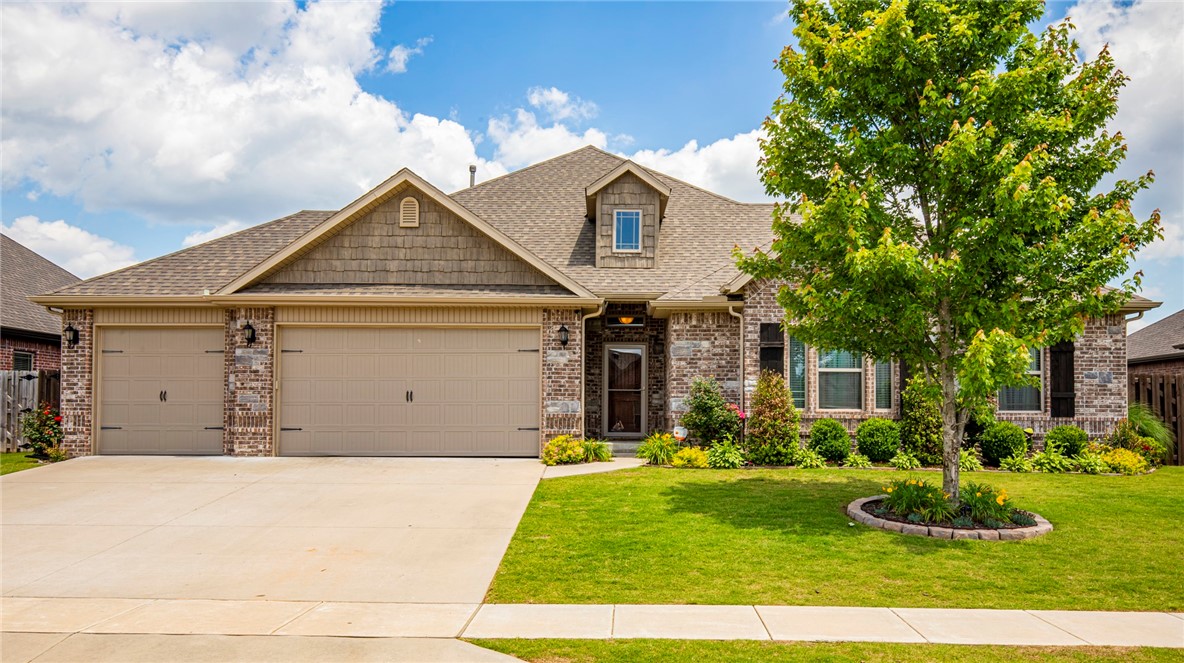 Beautiful, one level Signature home. Large living room with cathedral ceilings that is wide open to a large beautiful kitchen. Kitchen has a large island and a large walk in pantry. Real hardwood floors adorn the core of the home with a beautiful fireplace as the centerpiece. Bedrooms have luxury vinyl plank flooring while bathrooms have ceramic tile. This home is located in the much desired area of SW Rogers just minutes from the Prominade Mall and walking distance to the future Rogers community park. Come see why this should be your next home. Showings will be available beginning 10am Friday June 4th.