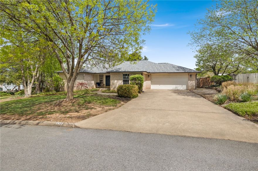 4Br on 2/3 Acre with Sunroom+ Generator! No carpet, LVP throughout. Minutes to Greenway & Lake Fayetteville Trails, plus shopping, schools & I-49. Peaceful setting with fenced yard