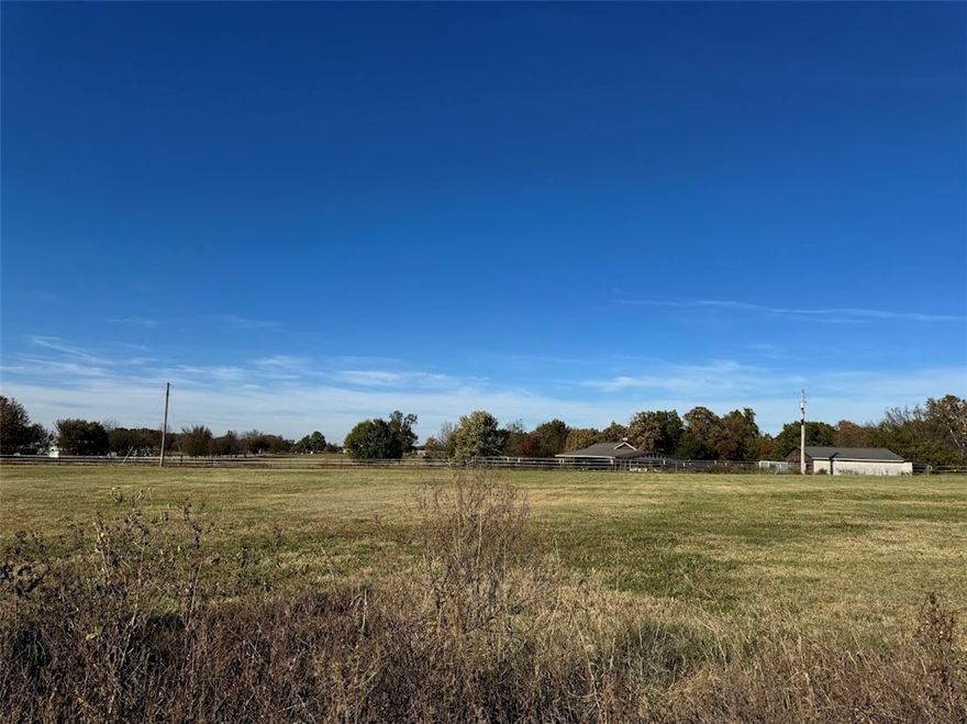 Come see this beautiful 1.015 acre parcel to build your dream home. 15 minutes to Siloam Springs, 40 min. to xna and Fayetteville. Three lots, over one acre each included this listing. Developers dream with city water on each lot, fully surveyed, electric service on each lot, 911 addresses. Ref. mls listing #1295880 for a 3 lot purchase.