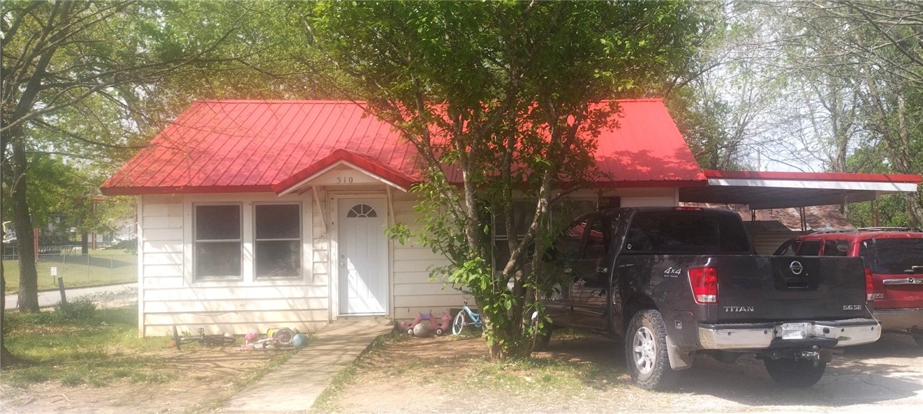 Cute starter home or investment property. Sold As-Is with no disclosure.