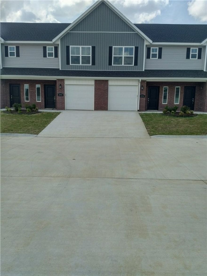 Brand New Executive Rentals in the heart of NWA close to the best shopping, dining, and entertainment. Home features 3 bedrooms, 2.5 bathrooms, 1 car garage, all appliances, nice back patio for entertaining, large master bath, great floorplan with many upgrades. Come take a look you'll be glad you did.