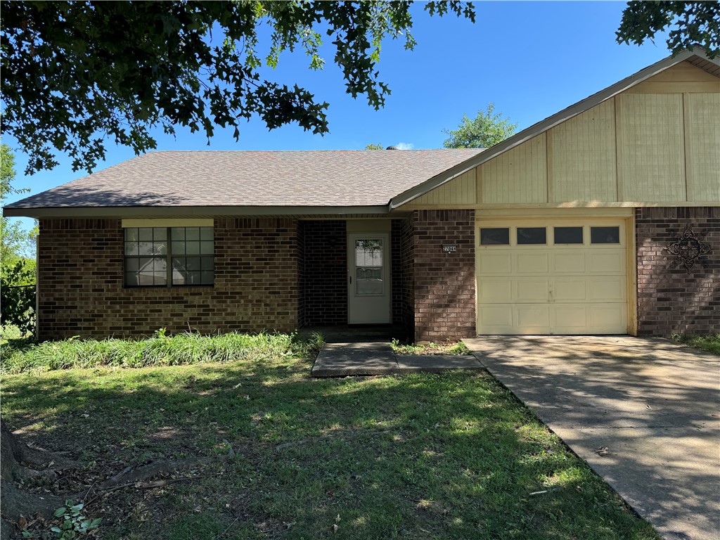 This well-maintained duplex offers a comfortable layout with a bit of separation between the living and dining areas, creating a more defined space for everyday living. Located directly across from Central Junior High School and just minutes from I-49, this unit offers quick access to shopping, dining, and everything Northwest Arkansas has to offer.
Now available for rentāschedule your showing today!
