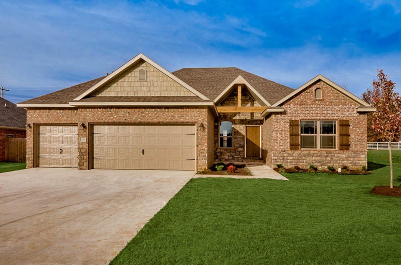 If you love to entertain you will LOVE this home with a large open living room opening to the large covered deck that overlooks the beautiful countryside. Located in quiet tree-covered Hickory Hills with easy access to everywhere in Northwest Arkansas. Agent owned.