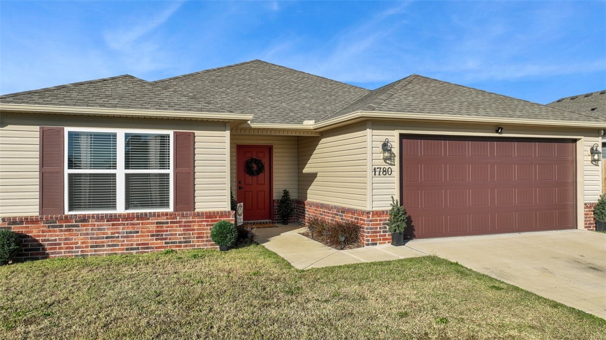 Discover the Perfect Home in a Premier Location!
Modern comfort meets convenience in one of Centertonās most sought-after neighborhoods. Nestled within the highly acclaimed Bentonville School District, this home offers a prime location for families seeking top-tier education. Additionally, itās only a short 7-mile drive to the Walmart Home Office, making it an ideal choice for professionals desiring a quick and easy commute.
This property is designed to impress with spacious living areas, upscale finishes, and a layout that balances open-concept living with private retreats. From the inviting living room to the chef-inspired kitchen, every corner of this home is thoughtfully crafted for both relaxation and entertaining.
Outside, enjoy a backyard space perfect for gatherings or simply unwinding after a long day. Whether you're looking to move closer to exceptional schools, work, or amenities, this home offers the upgrade you've been waiting for.