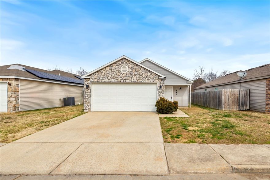 Prime location is this 3 bedroom 2 bathroom home in E. Springdale. Minutes from the Jones Center, Beaver Lake and Downtown Springdale. Newer updates include granite counter tops, stainless steel appliances, and new tile flooring. Don’t miss out on this convenient Springdale home.