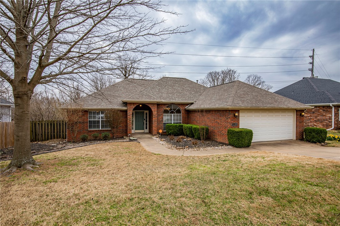 BEAUTIFUL JOHNSON EXECUTIVE RENTAL. All new paint and new carpet in bedrooms. Peaceful home in coveted neighborhood with amazing view to the south, downtown Fayetteville and sunrise/sunset off your unstoppable deck. Split level deck with pergola and yard for entertaining. 10' ceilings in all living areas. Master bath includes soaker tub and separate shower, bidet, and double vanity sinks. Split floorplan. Both eat-in kitchen and formal dining. This home includes frig and washer/dryer. Immaculate and move-in ready. Landscaping and outdoor night custom lighting. Renters' insurance required.
NO SIGN IN YARD. NO SHOWINGS TIL FRIDAY, JULY 25TH. Small dogs/older dogs only will be considered with $500 nonrefundable pet fee.