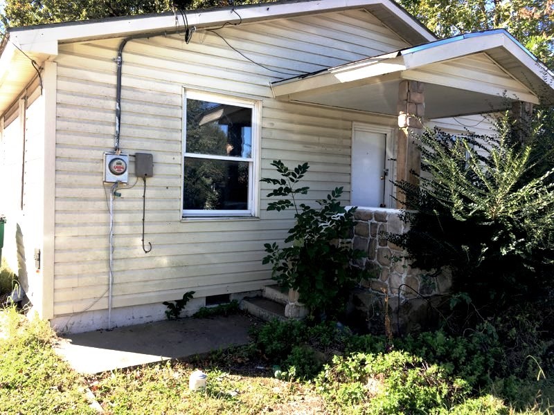 Investors welcome. 2BR/1BA, won't last long at this price!