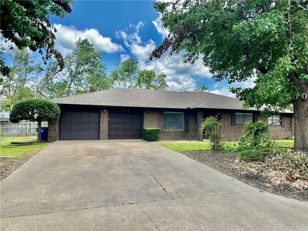 Great 3 bed & 2 bath house in Rogers with a 2 car garage. Close to Rogers Public Schools and the Rogers Aquatic Center.