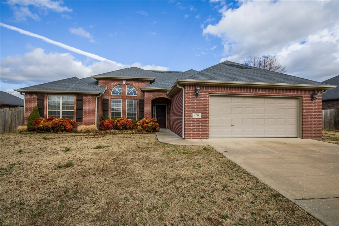 Great 4 bed 2 bath home in Fayetteville this home has with formal dining area, Granite counters, refrigerator included, gas fire place in livingroom, Master bedroom has separate jetted tub, and shower and double sinks, large fenced back yard.