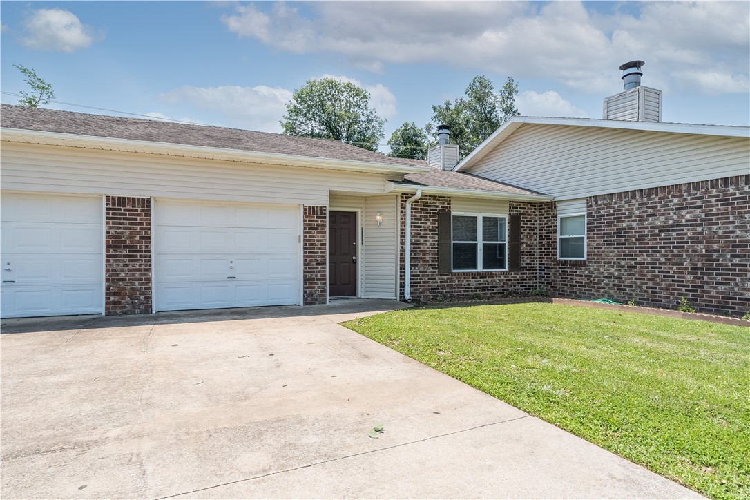 You could live in this centralized location and take advantage of all the amenities Rogers has to offer such as the Promenade, aquatic center and parks. In addition to the location enjoy the spacious living area with vaulted ceilings, a fireplace as the focal point of the enlarged living room, walk in closets, lots of kitchen storage space, and a garage for additional space needs. Take advantage of the summer months with a patio and yard (lawn care included in rent). Don't miss out on having this as the home to enjoy where you live.