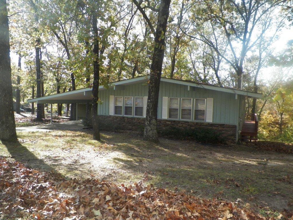 GREAT HOME IN QUIET NEIGHBORHOOD ON CORNER LOT. CERAMIC TILE IN ENTRY AND KITCHEN. WOOD BURNING NATIVE STONE FIREPLACE MAKES IT COZY ON THOSE COLD DAYS, AND A FABULOUS DECK ALLOWS YOU TO ENJOY THE GREAT OUTDOORS WHEN IT'S WARM.