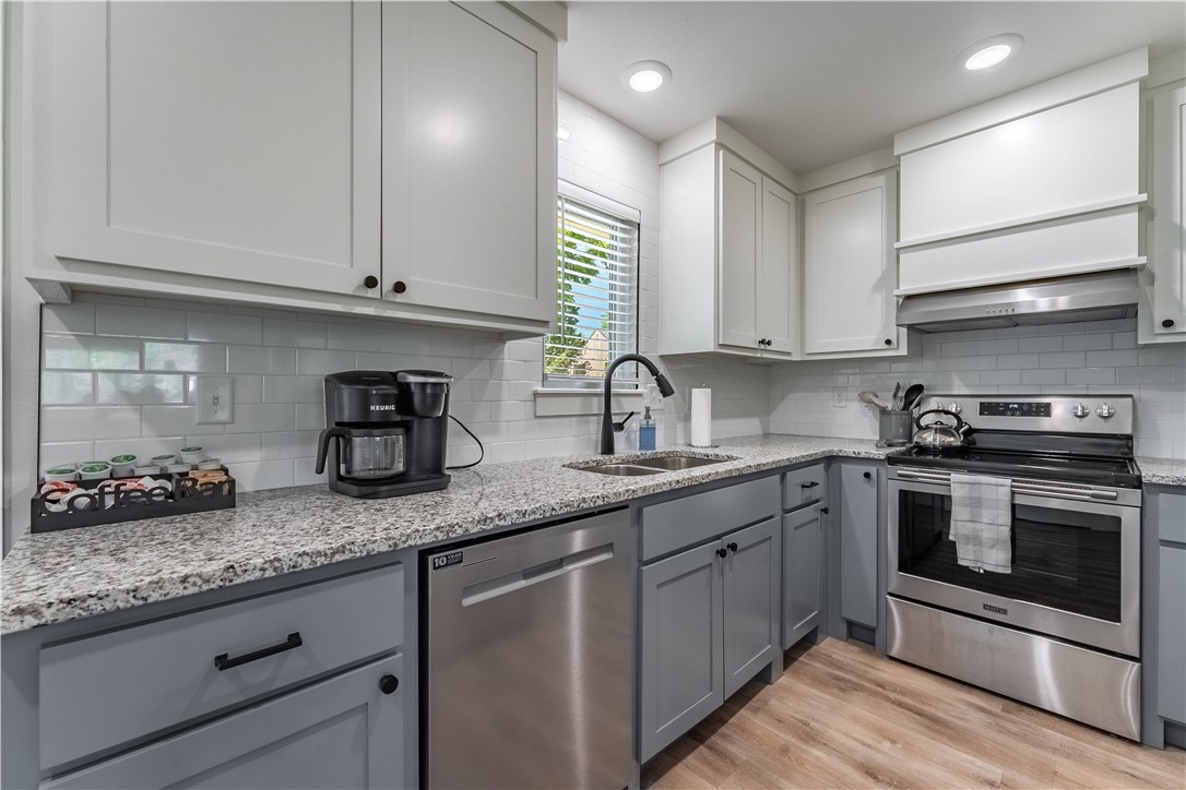 Generating over $3,300 per month in Airbnb revenue, 804 SW 2nd Street is a fully renovated gem in the heart of the coveted Downtown Bentonville corridor. Taken down to the studs, this 2-bedroom, 1-bathroom home sits on a .18-acre lot, where similar-sized lots are selling for $475,000+, making this an incredible covered land play. Not only do you get a top-producing short-term rental bringing in over $40,000 per year, but you also own prime real estate in one of the most sought-after locations in Northwest Arkansas.
With 944 square feet of thoughtfully updated living space, the home boasts a new roof, gutters, and power pole (2024), along with HVAC, plumbing, insulation, fencing, windows, doors, cabinets, flooring, and appliances all replaced in 2022. This property is sold fully furnished, including all appliances and the active Airbnb listing page, allowing the new owner to start earning immediately.
Located just minutes from The Momentary, Bentonville Square, world-class dining, and new Walmart Campus.