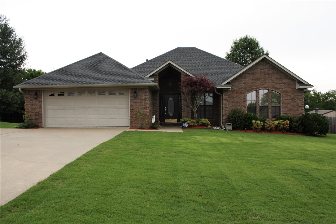 Gorgeous all brick family home. Huge master suite with beautiful covered patio out back! A Must See that is priced to sell and MOVE IN ready!