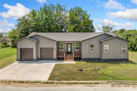 Photo of 202 Forest Avenue, Green Forest, AR 72638 (MLS # 1356102)