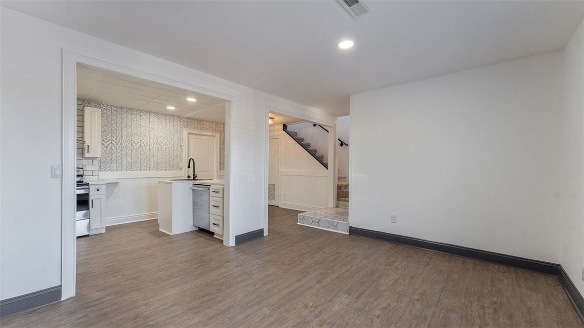 Townhouse Tct 3 A/K/A Drake Court Bvv - Residential