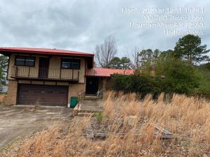 Three bedroom, three bath home located in a nice area. Close to shopping and fishing.